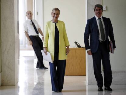 La presidenta regional, Cristina Cifuentes, junto al consejero de Presidencia, &Aacute;ngel Garrido.