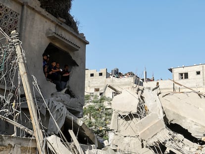 Varios palestinos observaban este sábado los escombros de un edificio alcanzado por un ataque israelí en Jan Yunis.