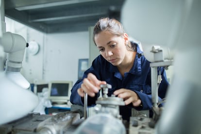 Según la UNESCO, solo el 35% de los estudiantes en carreras de ciencia y tecnología en el mundo son mujeres.