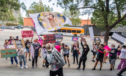 Fans de Britney Spears se manifiestan a su favor en Los Ángeles, California, el 27 de abril de 2021.