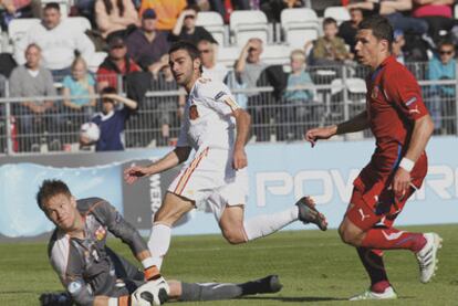 Adrián bate al portero checo Vaclik en el segundo gol del partido.