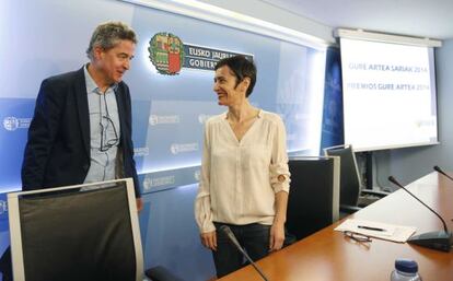 Joxean Muñoz, viceconsejero de Cultura, Juventud y Deportes, junto a la presidenta del jurado de los premios Gure Artea, Miren Jaio, en la rueda de prensa de esta mañana.