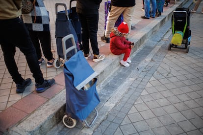 Colas de gente durante la entrega de regalos a más de 100 niños vulnerables en enero de 2023, en Madrid.