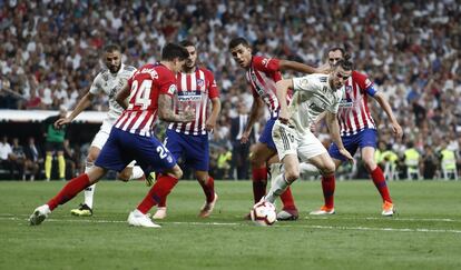 Gareth Bale, a la derecha, presionado por los jugadores del Atlético de Madrid.