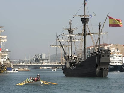 Una réplica de la nao 'Victoria', en la que dio la vuelta al mundo Elcano, entrando en el puerto de Sete (Francia), en 2016.