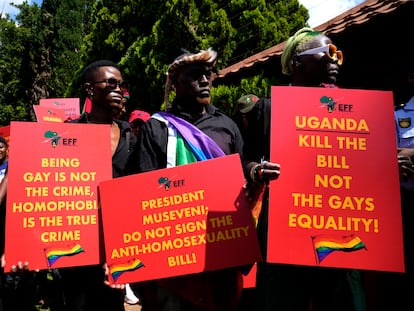 Activistas muestran pancartas contra la ley homófoba de Uganda en la Alta Comisión de Uganda en Pretoria, en Sudáfrica, el 4 de abril de 2023.