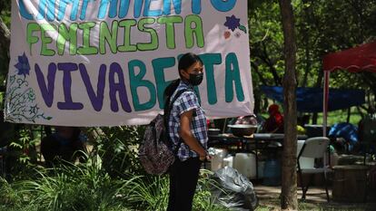 Una mujer en un campamento en el que diferentes organizaciones sociales e indígenas exigen justicia por la ambientalista Berta Cáceres, en Tegucigalpa.