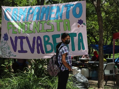 Una mujer en un campamento en el que diferentes organizaciones sociales e indígenas exigen justicia por la ambientalista Berta Cáceres, en Tegucigalpa.