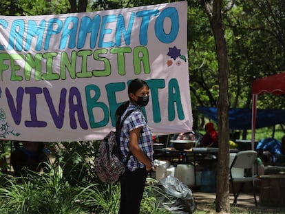 Una mujer en un campamento en el que diferentes organizaciones sociales e indígenas exigen justicia por la ambientalista Berta Cáceres, en Tegucigalpa.