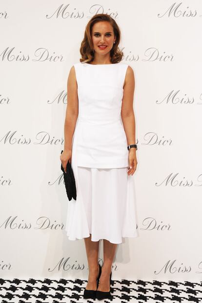 Natalie Portman estaba así de guapa en la exposición Miss Dior celebrada en Shanghai. Su vestido blanco es de la colección crucero 2015 de la maison. A juego con el photocall, la actriz eligió complementos en negro.