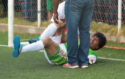 O presidente da Bolívia, Evo Morales, joga futebol com integrantes de movimentos sociais na Universidade do Panamá, em um ato paralelo à Cúpula.