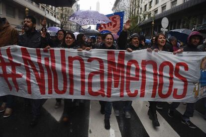 Mujeres marchan con pancartas por las calles de Buenos Aires contra la violencia machista.