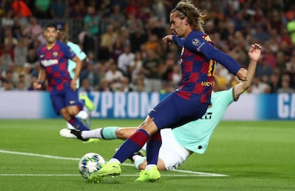 Griezmann remata, con Suárez al fondo.
