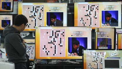 Partida del juego de estrategia go entre un programa de inteligencia artificial y el surcoreano Lee Sedol, en 2016 en Seúl. Sedol fue derrotado.