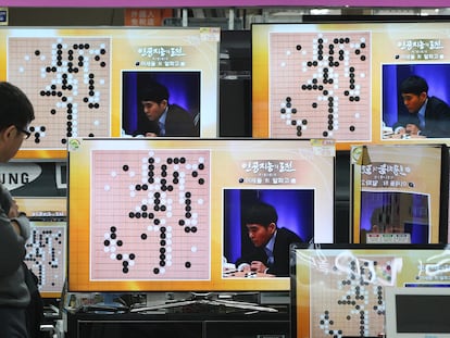 Duelo de Google DeepMind Challenge contra el programa de inteligencia artificial AlphaGo en Seúl, Corea del Sur, en 2016.