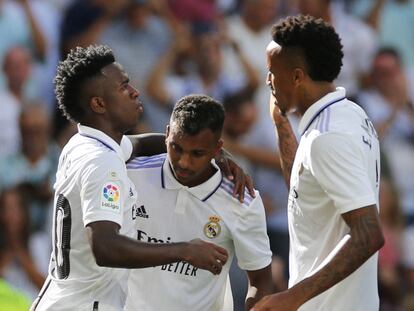 Rodrygo, Vinicius y Militao celebran el segundo gol del Madrid ante el Betis este sábado en el Santiago Bernabéu.