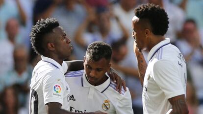 Rodrygo, Vinicius y Militao celebran el segundo gol del Madrid ante el Betis este sábado en el Santiago Bernabéu.