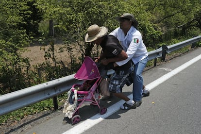 Um policial puxa um homem que carregava uma criança pequena em um carrinho de bebê, durante a batida policial que prendeu centenas de migrantes centro-americanos no início da semana em Pijijiapan. 