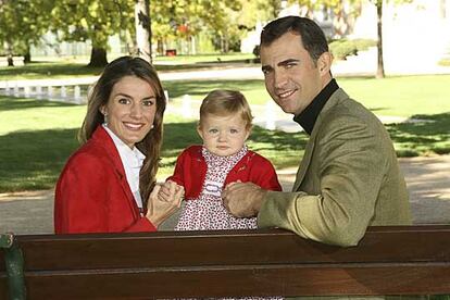 Los Príncipes de Asturias posan con la Infanta Leonor en los jardines del entorno del monte de El Pardo, en las inmediaciones del Palacio de la Zarzuela, con motivo del primer aniversario de la pequeña, y que apagará su primera vela de cumpleaños acompañada de sus primos en una fiesta que será privada y familiar.