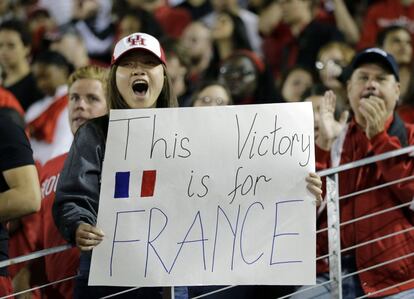 "La victoria es para Francia", se puede leer en el cartel que lleva esta joven.