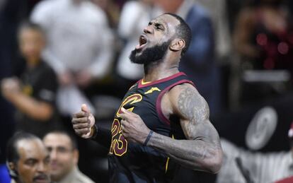 LeBron celebra su triple decisivo ante Indiana.