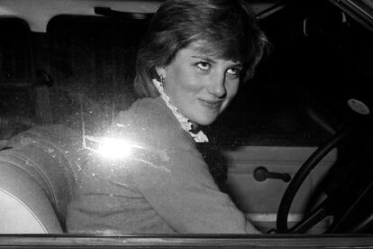 Lady Diana acudía a trabajar en su propio coche (un mini) a la guardería de Pimlico desde su piso de Earl's Court, que fue un regalo de su madre aunque lo compartía con dos amigas.
