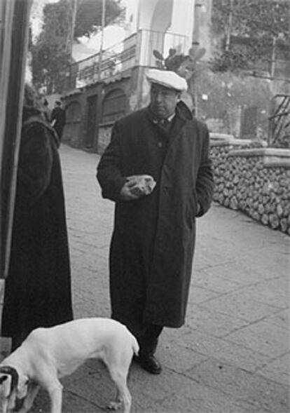 El poeta paseando por Capri (Italia) en  febrero de 1952.