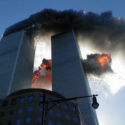 Las dos torres ardiendo tras los impactos producidos por el ataque terrorista