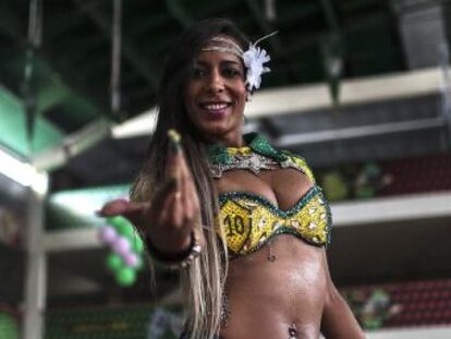 Marcelly Morena foi expulsa de casa aos 16 anos, entrou o mundo do funk e virou princesa do Carnaval da sua cidade, Duque de Caxias. Seu orgulho é romper tabus na tradição do samba