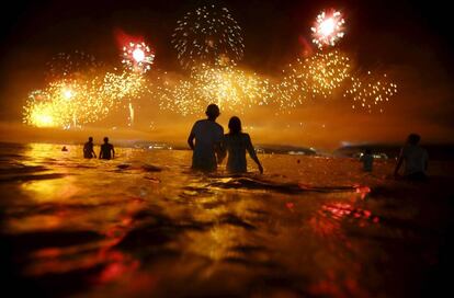 Casal assiste os fogos do réveillon de Copacabana nesta sexta.