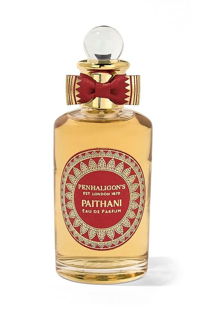Es bastante común encontrarse frascos retro en históricas firmas de perfumería británicas como Penhaligon's, creada en 1870. Este perfume, Pahitani, con ingredientes como el cardamomo o la pimienta negra, evoca a la India tanto en su aroma como en su aspecto (183 euros aprox.).