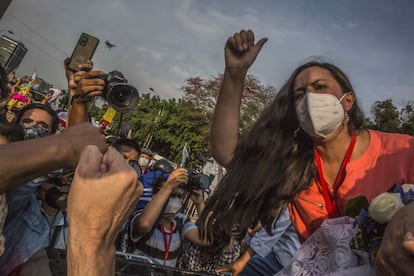 La candidata presidencial de Juntos por el Perú, Verónika Mendoza, saluda durante un encuentro con jóvenes el 6 de abril de 2021, en Lima.