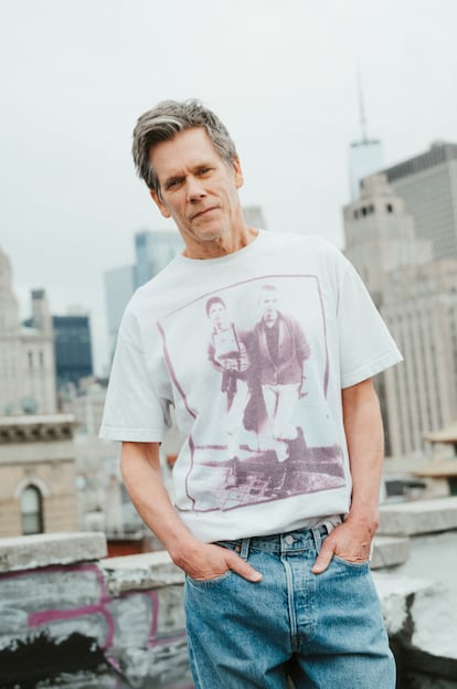 Kevin Bacon fotografiado en una azotea de Manhattan con camiseta ‘vintage’ de Morrissey y vaqueros 511 Levi’s Made & Crafted.
