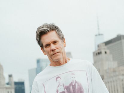 Kevin Bacon fotografiado en una azotea de Manhattan con camiseta ‘vintage’ de Morrissey y vaqueros 511 Levi’s Made & Crafted.