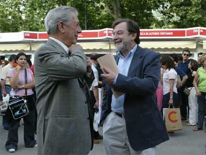 Mario Vargas Llosa, a la izquierda, conversa con Juan Luis Cebrián, ayer en la Feria del Libro.