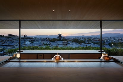 Park Hyatt Kyoto está en el corazón de la antigua capital de Japón, Kioto, y fusiona el lujo asiático moderno con el antiguo. Su envidiable ubicación lo han convertido en un lugar ideal para relajarse. El precio por noche se sitúa en los 2.000 dólares (1.796 euros).