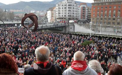 Concentración de jubilados en Bilbao para pedir al Gobierno que cumpla sus promesas.