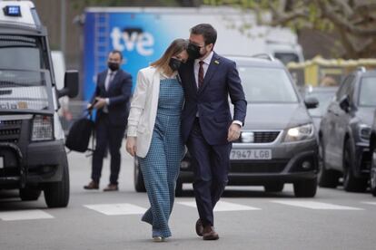 El candidato de ERC a la presidencia de la Generalitat, Pere Aragonès, y su mujer, Janina Juli, a su llegada al Parlament, este viernes.