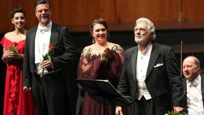 Plácido Domingo, junto al reparto de 'Luisa Miller', de Verdi, en el Festival de Salzburgo.