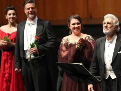 Plácido Domingo, junto al reparto de 'Luisa Miller', de Verdi, en el Festival de Salzburgo.