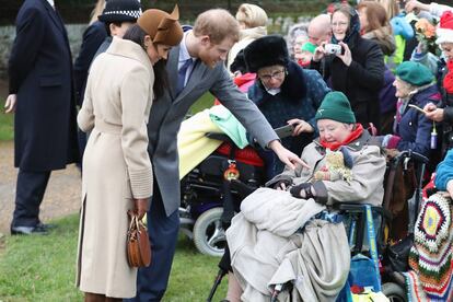 Meghan Markle y Enrique de Inglaterra haban con agunos de los curiosos que se han acercado a la Iglesia de Santa Magdalena, en la propiedad de la reina en Sandringham.