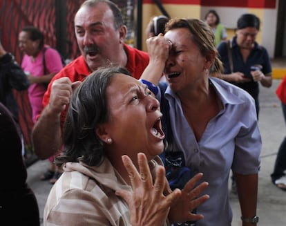 Partidarios del presidente Ch&aacute;vez reaccionan tras conocer la muerte del l&iacute;der venezolano.