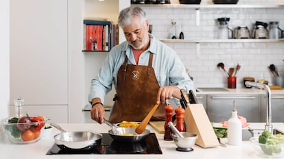 Persona que cocina todo tipo de alimentos con varios modelos de sartén inoxidable.