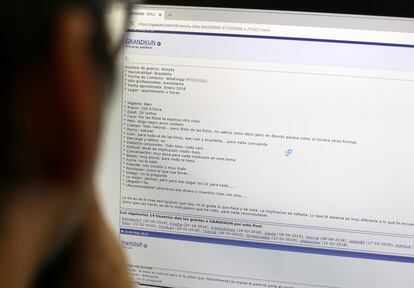 Una persona mira una página de servicios de citas en su ordenador. 