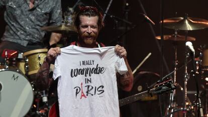 Jesse Hughes, cantor do grupo Eagles of Death Metal, em show no Olympia.