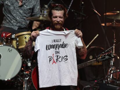 Jesse Hughes, cantor do grupo Eagles of Death Metal, em show no Olympia.