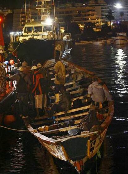 El último grupo de inmigrantes llegado esta madrugada, a su llegada al puerto de Los Cristianos.