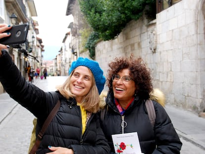 María Teresa Quintero Ríos, Mariate, y Paloma Gutiérrez, dos de las responsables de desmentir bulos a trafvés de WhatsApp.