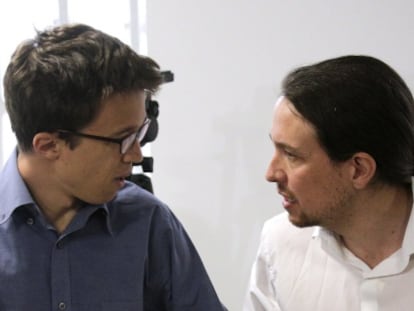 El l&iacute;der de Podemos, Pablo Iglesias, habla con el responsable de la campa&ntilde;a electoral de la formaci&oacute;n morada, &Iacute;&ntilde;igo Errej&oacute;n.