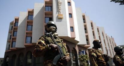 Militares el s&aacute;bado ante el Radisson Blu de Bamako.